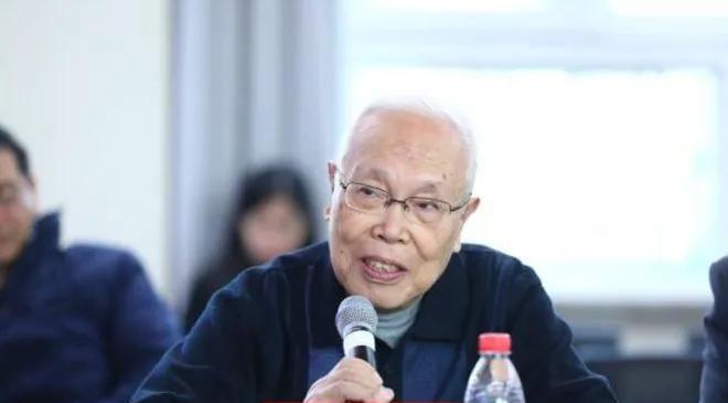 语出惊人！87岁姜伯驹院士直言：“不是别人要卡我们的脖子，而是我们用教育卡住了自