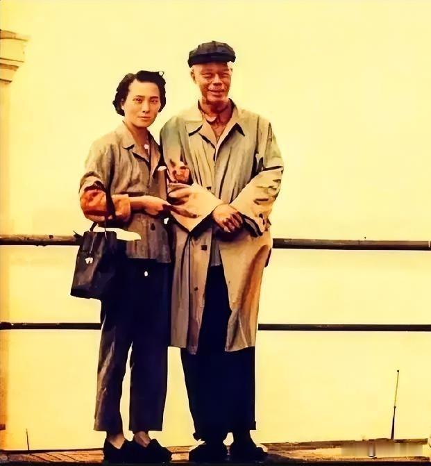 1960年代，溥仪与妻子李淑贤站在大桥上拍照时的一幕，李淑贤亲密的挽着溥仪的胳膊