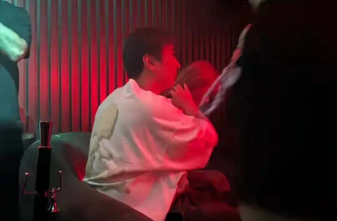 王思聪人设崩塌，懒懒回国后王思聪现原形，去夜店泡妞被偶遇。王思聪一边帮身