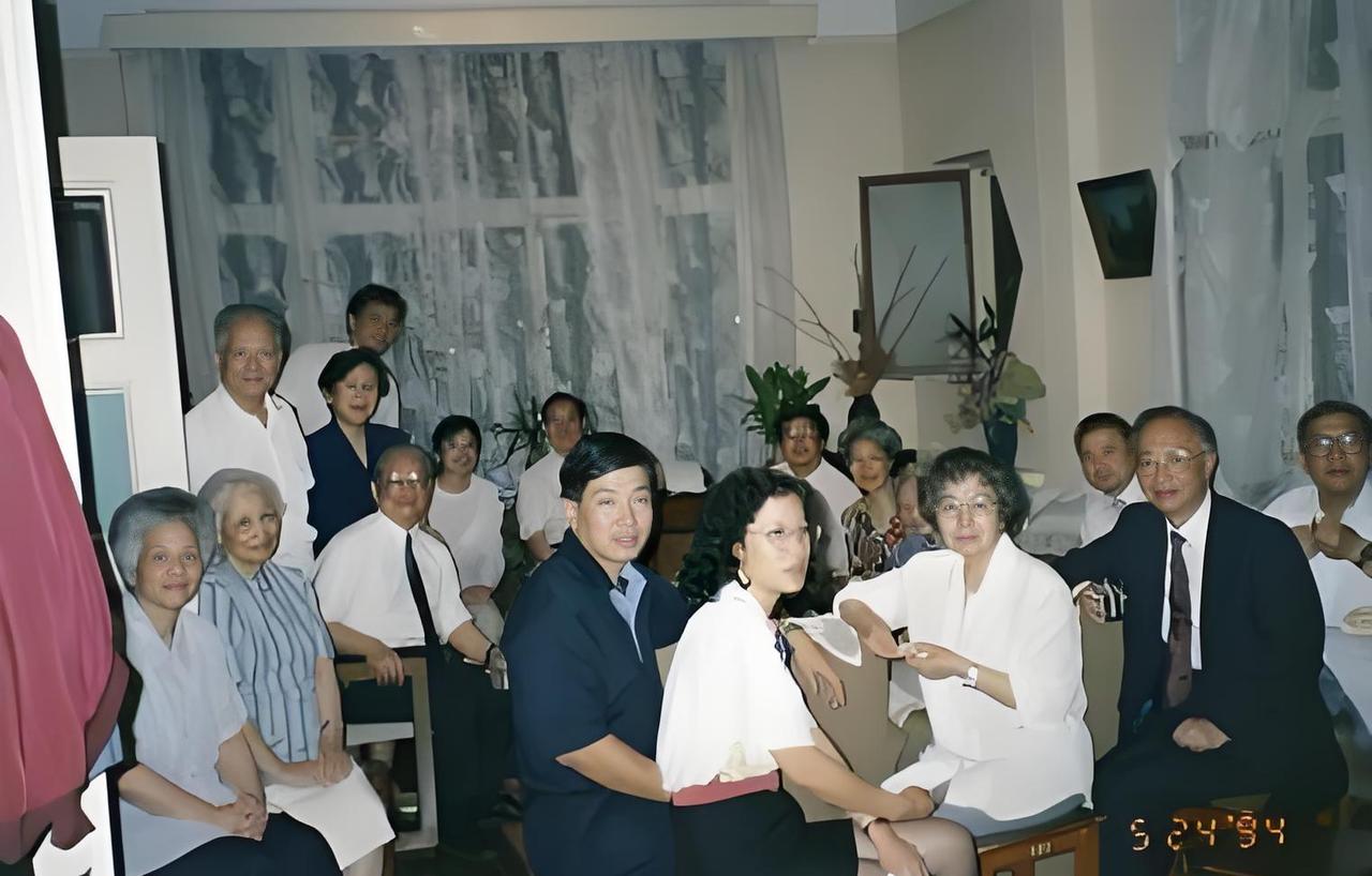 1994年，吴石将军的骨灰安放仪式后，何、吴两家人组织聚会，一张温馨合影。那