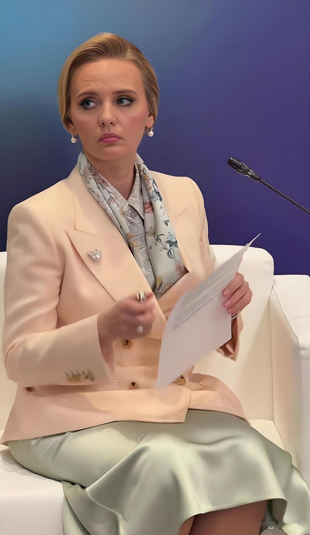 这位女士是普京的女儿，看她的五官神态与整体气质，长相明显更偏向随妈妈，端庄大方很