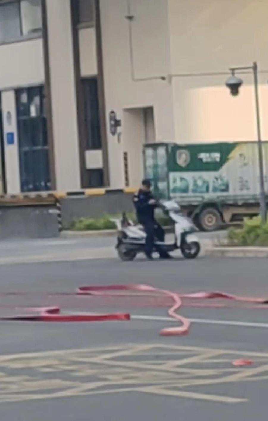 看到清洁工收到了红包，物业保安大哥也过来围观。老板大气，也给了一个。利是红包