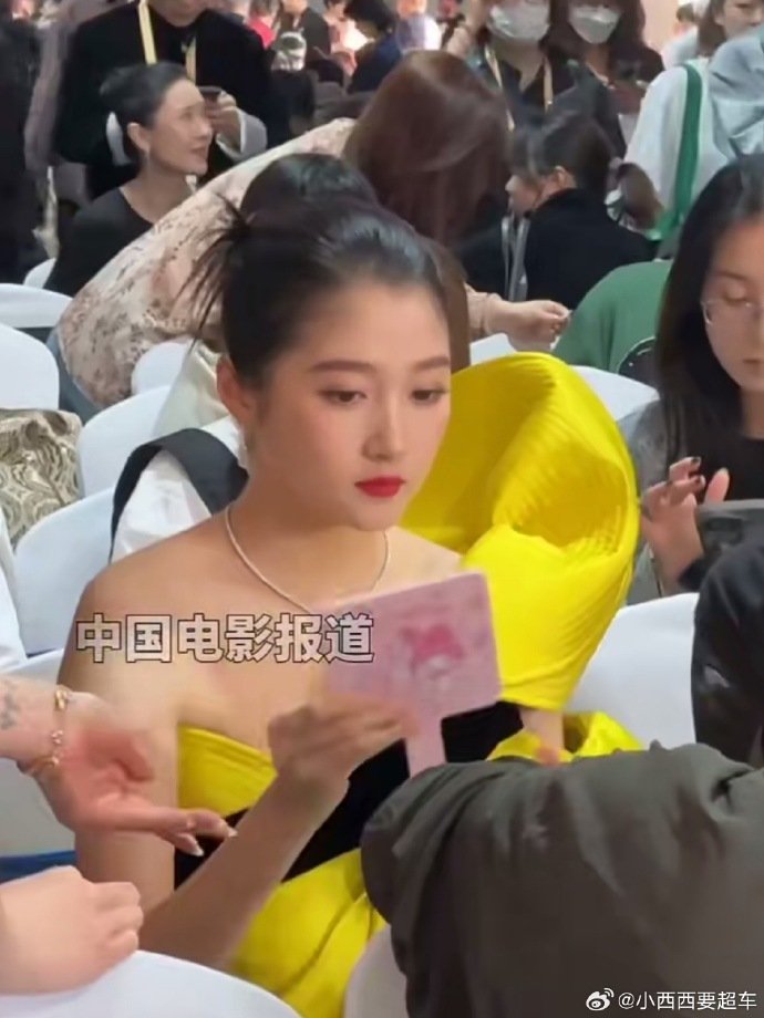 关晓彤金鸡奖造型图金鸡奖关晓彤生图关晓彤金鸡奖妆造关晓彤金鸡奖这套造型，打破以往