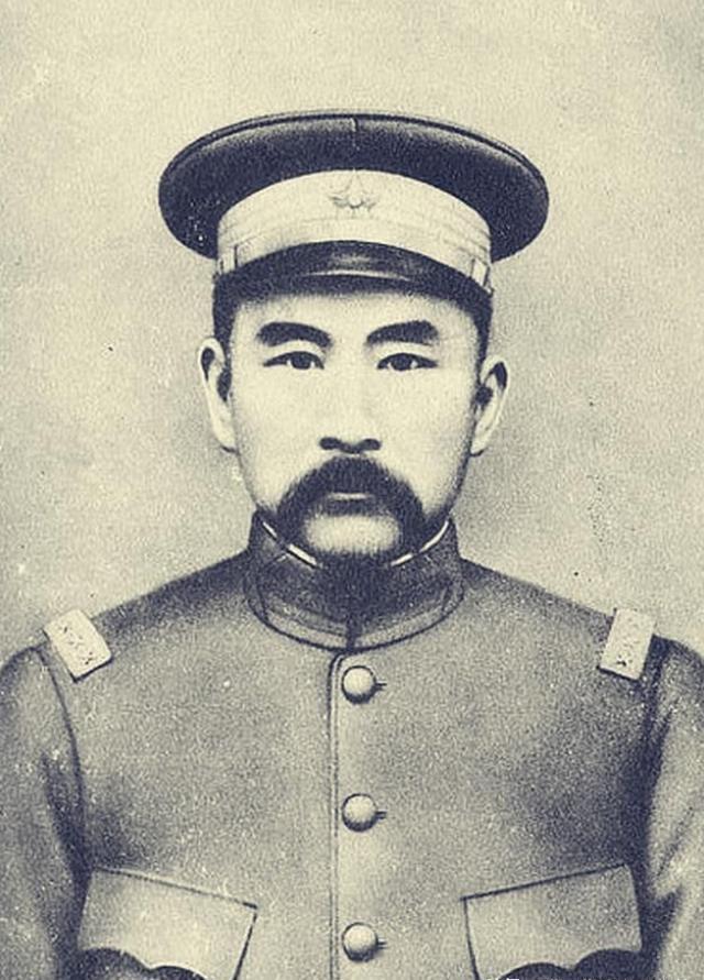 1917年6月30日，张勋传令给驻扎天坛的辫子军，转天一早要挂出龙旗，下属苏锡麟