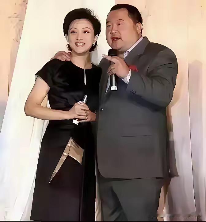 杨澜和丈夫吴征在一起的合影，如果仅从外表上来看的话，两个人太不般配了，杨澜知性优
