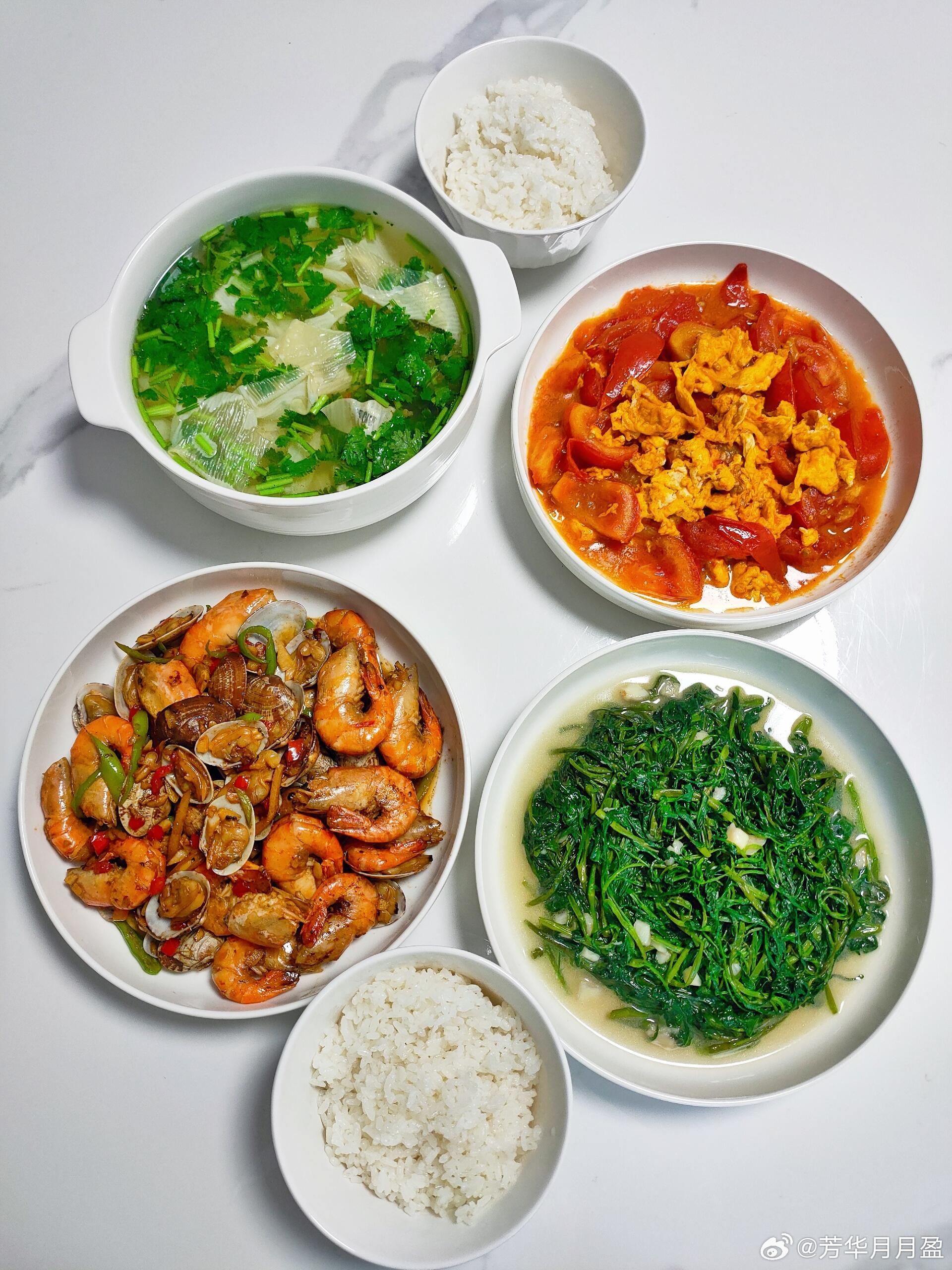 在家吃干净健康的饭菜🍚①罗氏虾炒花甲②炒空心菜③西红柿炒鸡蛋④豆腐皮汤​​​