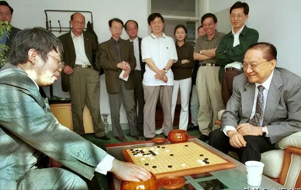 1983年，金庸设家宴款待聂卫平。保姆上了15只大闸蟹，聂卫平狼吞虎咽吃