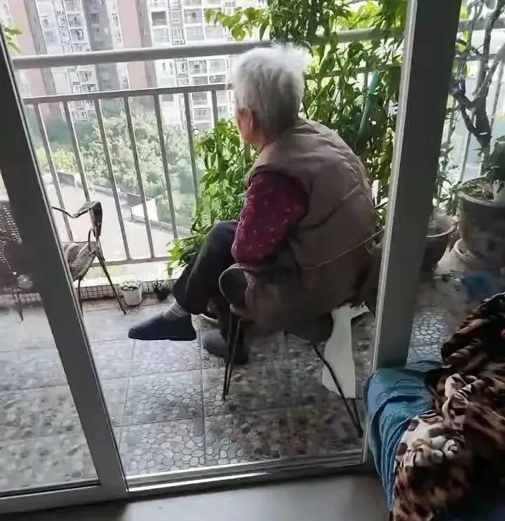 一辈子不结婚不生子，是自私还是清醒？我姑姑从年轻到现在一直没有嫁过人，一个人在