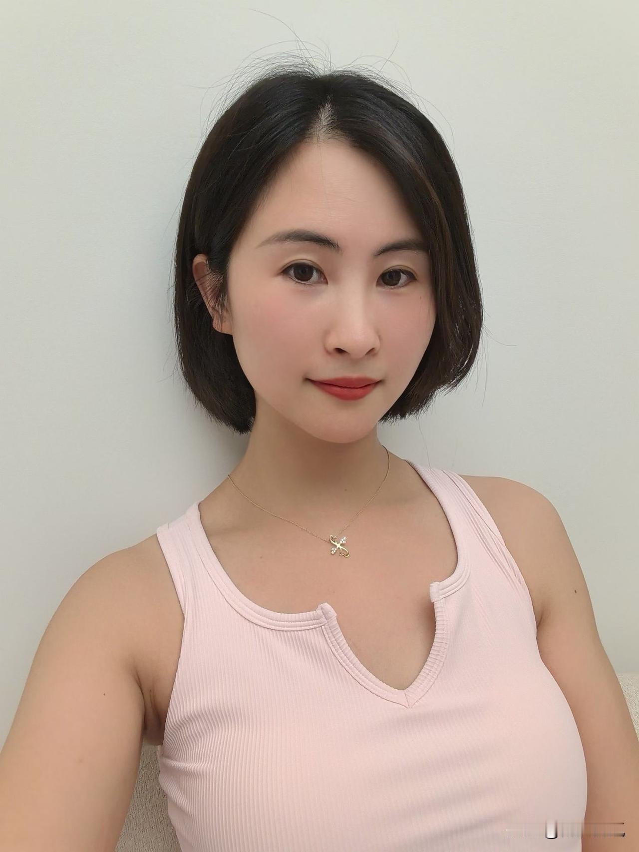 短发利落，眉眼惊艳，她一笑，风都轻了。