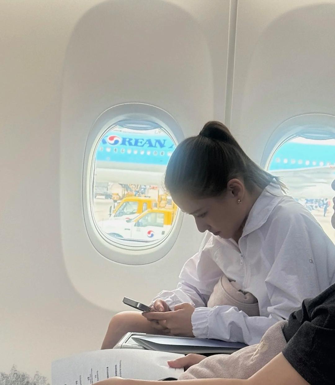 在飞机上偶遇赌王女儿何超莲，她真的很漂亮，没有脂粉味，好像大学生。