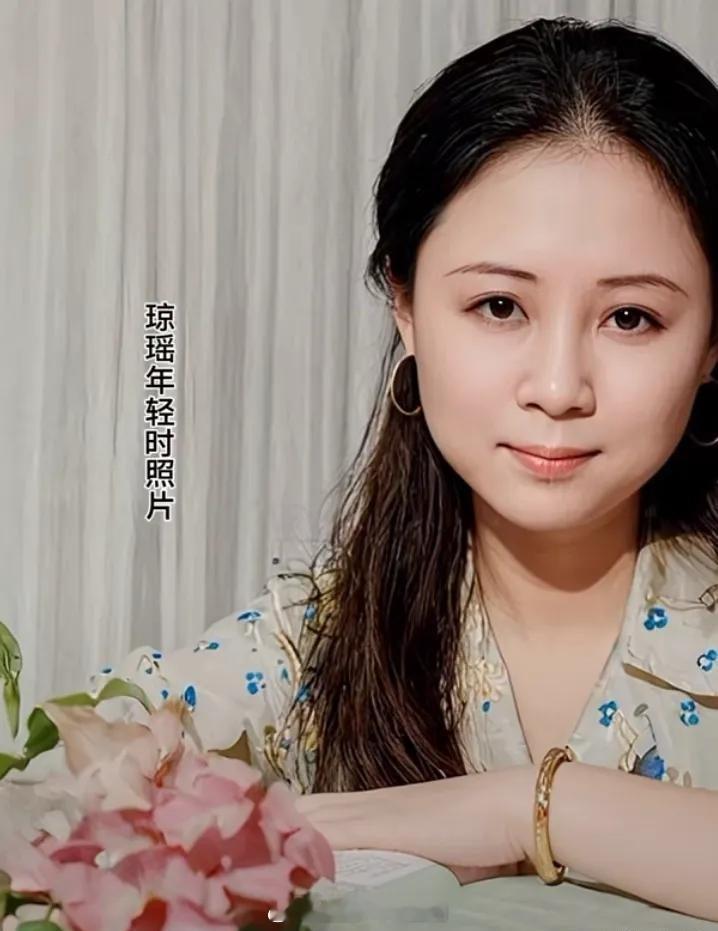 琼瑶年轻的时候，也是一位大美女。年龄大了面相也改变了，戴上眼镜，感觉像两个人。