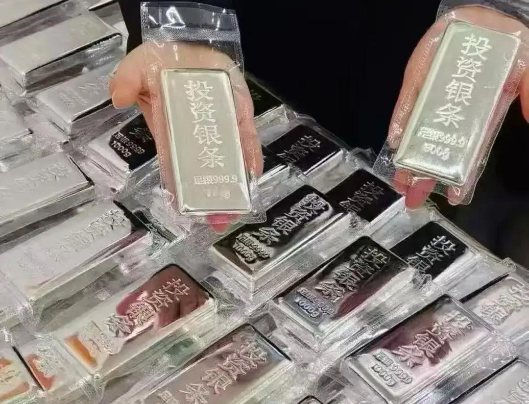 浙江温州，男子花3.68万网购了2400克银条，商家承诺48小时内发货，并保证涨