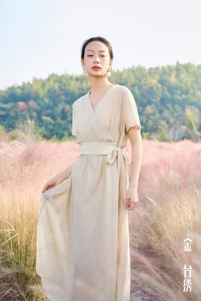 与微风共旋半入清风，闲观岁月长自在摇曳，享清境夏意连衣裙