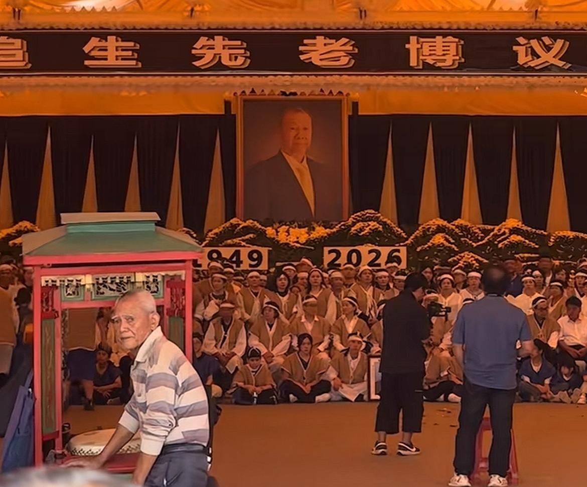 百亿富豪出殡，三支顶级乐队只来了一支。10月6号，福建泉州杏坑的网友晒出施文博