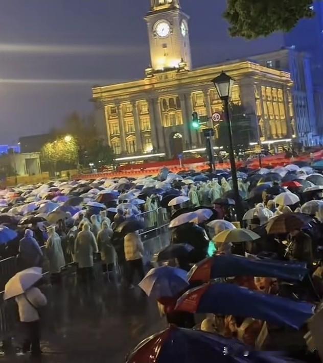 2025年12月31日，武汉江汉关前风雨交加。一群年轻人裹着冬衣，在雨里站了