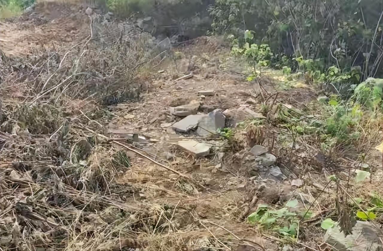 山东济南，刘先生带着堂兄弟上山扫墓，到了地方人直接懵了，家族里埋了几十年的18座