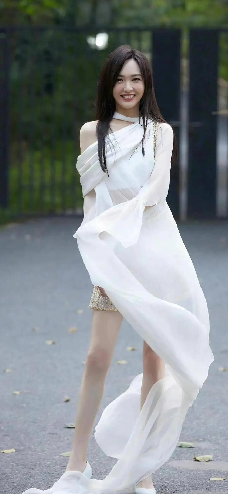 唐嫣这身材真的不讲道理！白色飘纱裙+金色亮片短裙，仙气飘飘又灵动，大长腿又细又长