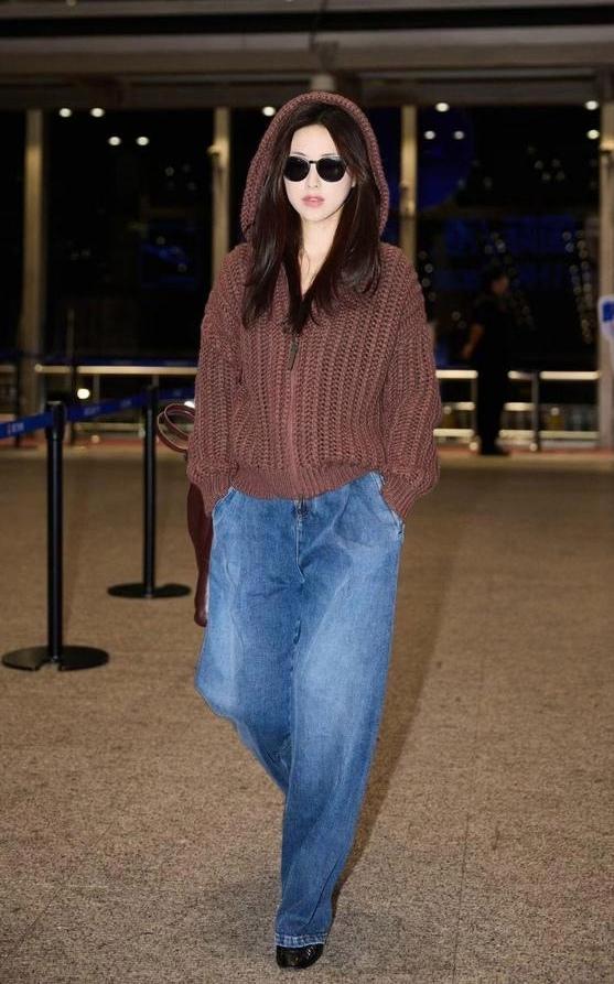 41岁朱珠的衣品很棒，又带火了一种穿法：毛衣搭配镰刀裤，很时髦