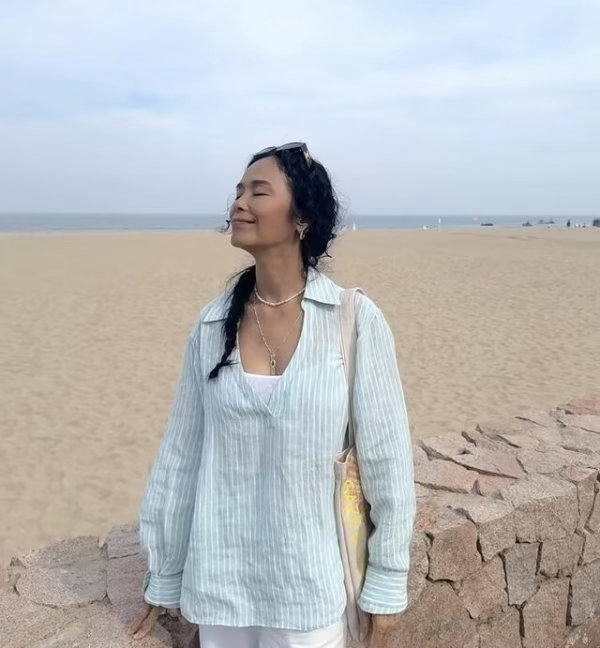 62岁韦唯，这状态吊带百分之九十八同龄人！韦唯现在阿那亚戏剧节，穿一件浅蓝色条纹