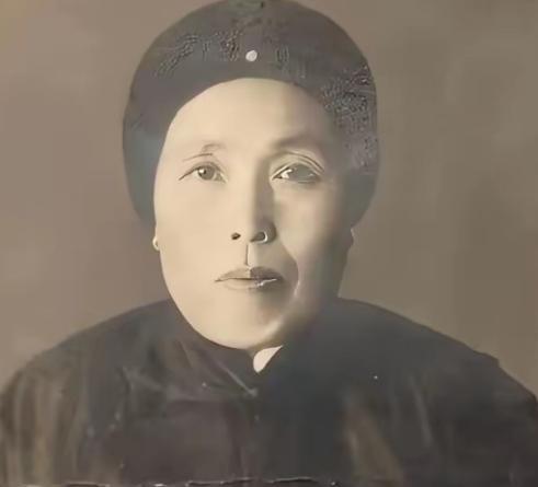 1891年，16岁的张作霖落难乞讨，孙寡妇看中了他，解开衣扣，掏出一块腰牌给他：