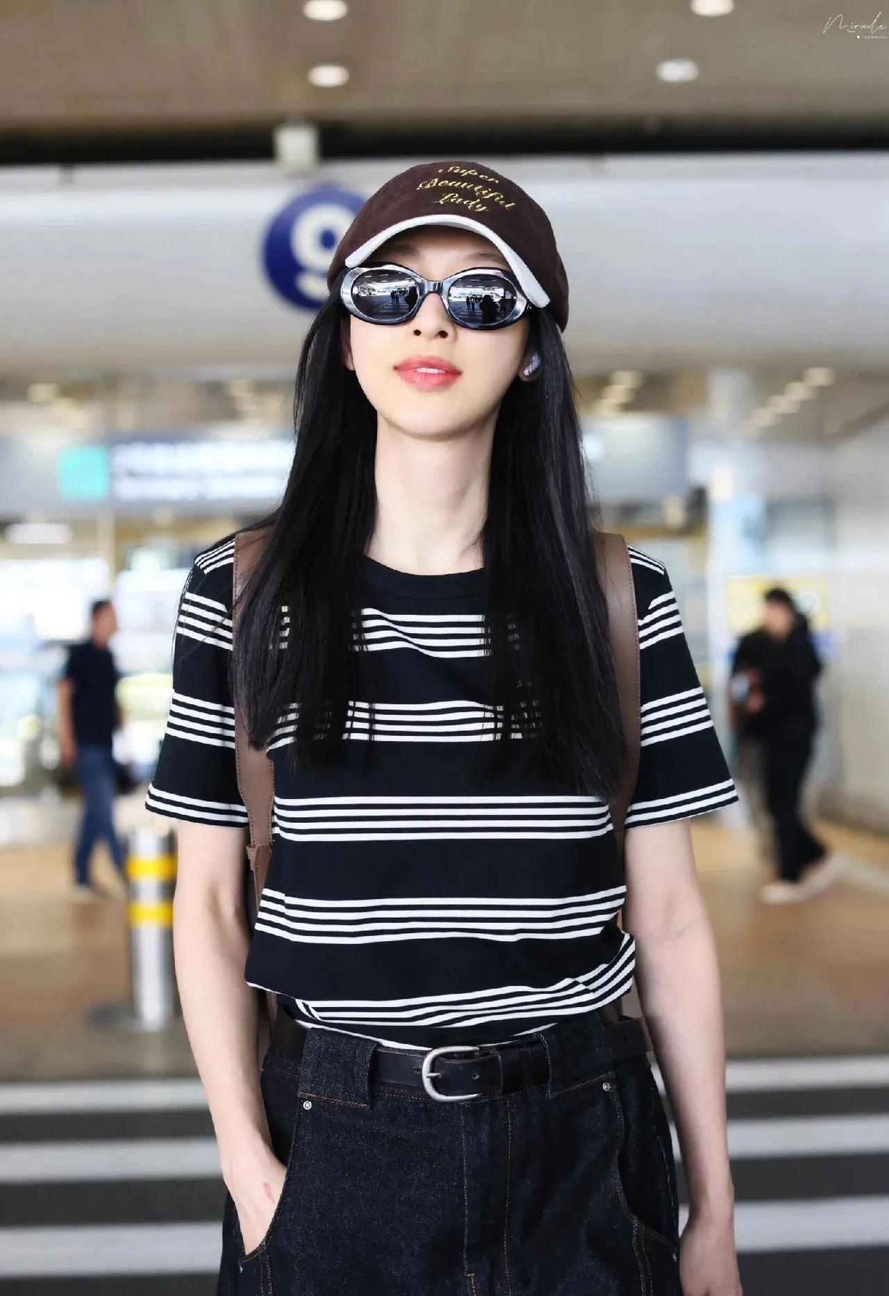张俪这套机场私服，把“松弛感时髦”拿捏得恰到好处！经典黑白条纹T恤自带复古