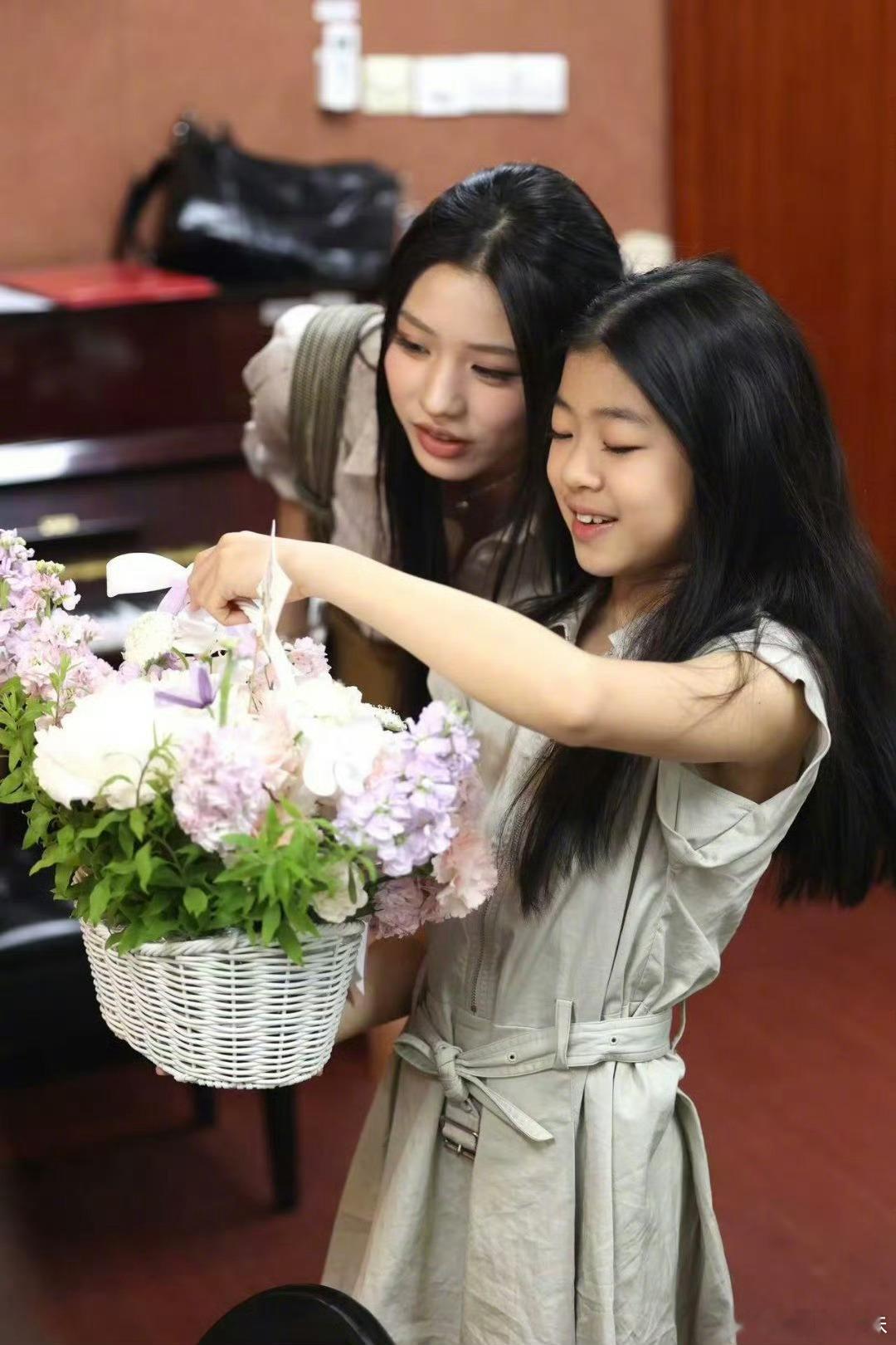 汪峰女儿小苹果20岁近照汪峰女儿小苹果20岁近照好漂亮啊，这高挑纤瘦的身材随了亲