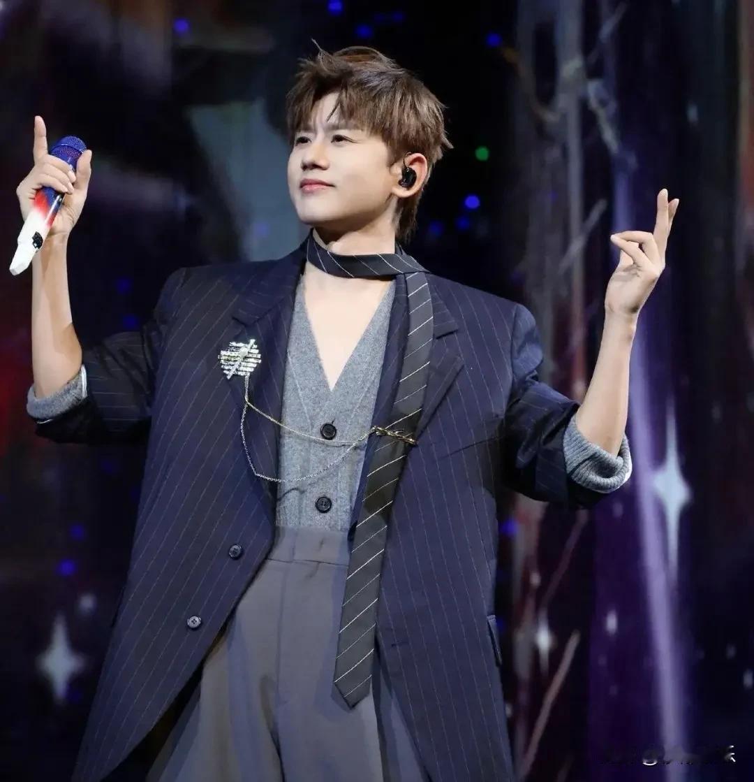 张杰宣布退出所有投票活动！粉丝们，你们解放了！不用再熬夜爆肝打投了。他说不想