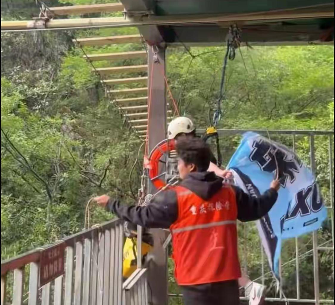 四川广安华蓥山那个悬崖秋千不是摆绳断了，也不是设备的问题，完全是工作人员的问题。