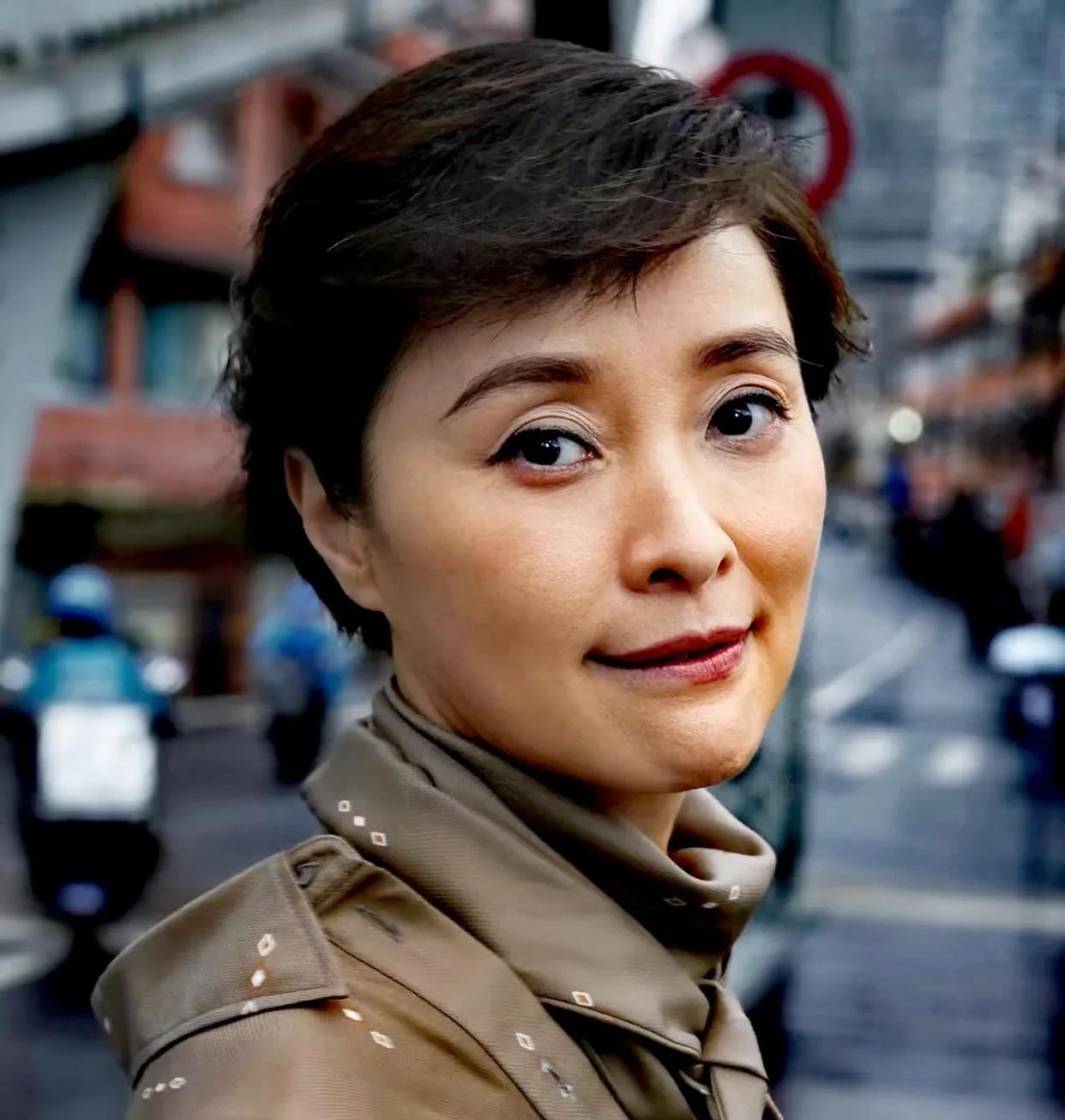 都说吴越是气质型美女但这身穿搭踩坑了，连妆容也差强人意。看来女演员找个靠谱