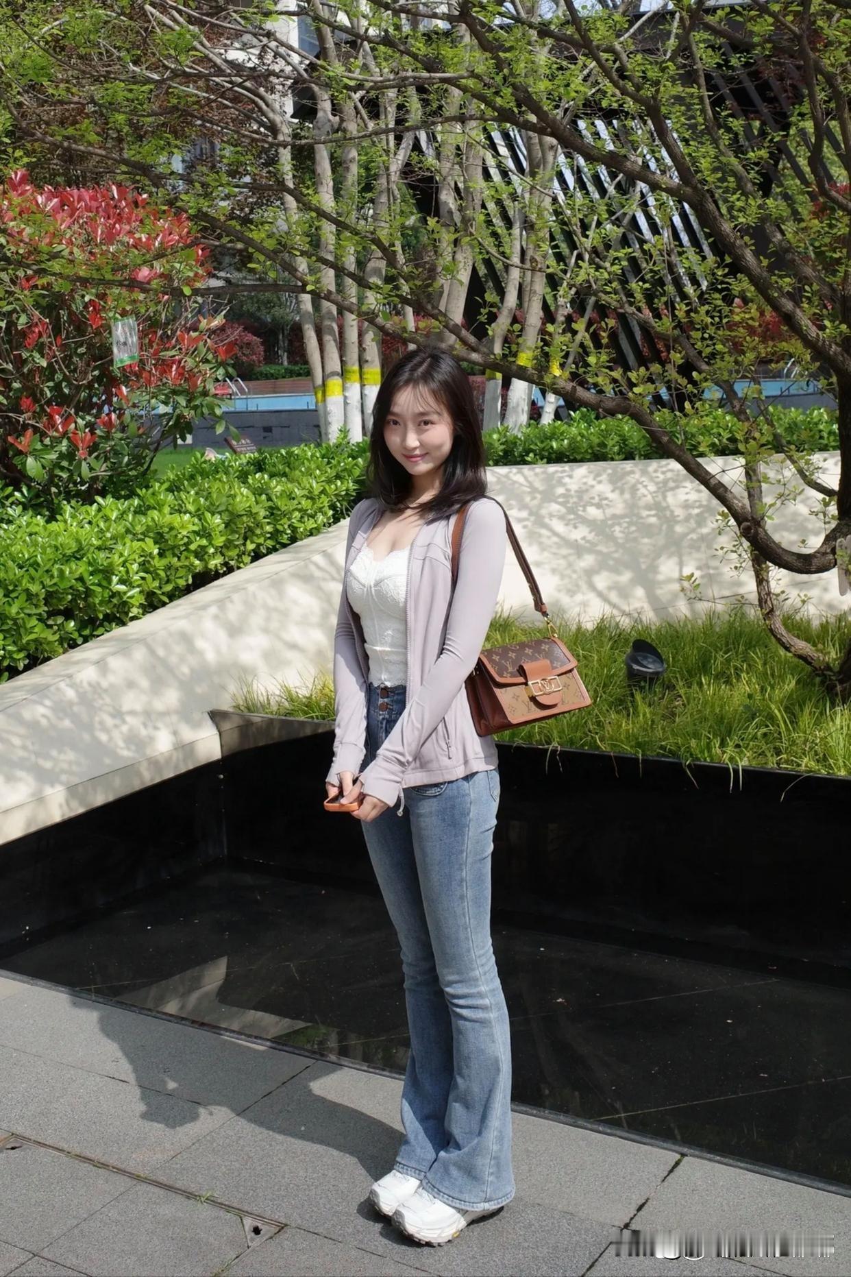 春日穿搭指南：清新牛仔裤+白色运动鞋，元气满满！🌸👟