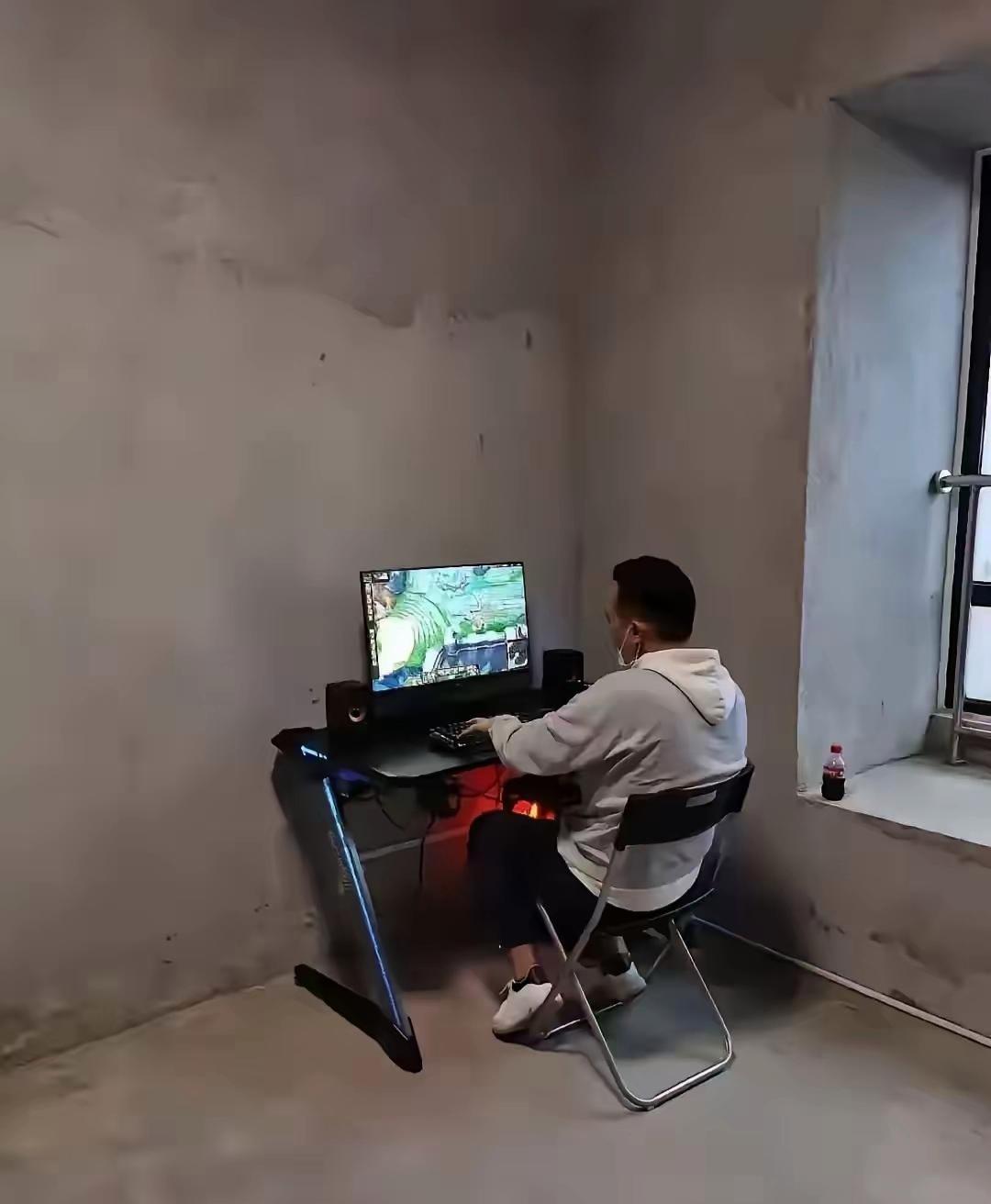 全屋毛坯，没做任何装修，就先摆上电脑桌玩游戏，买房的意义在哪？买房