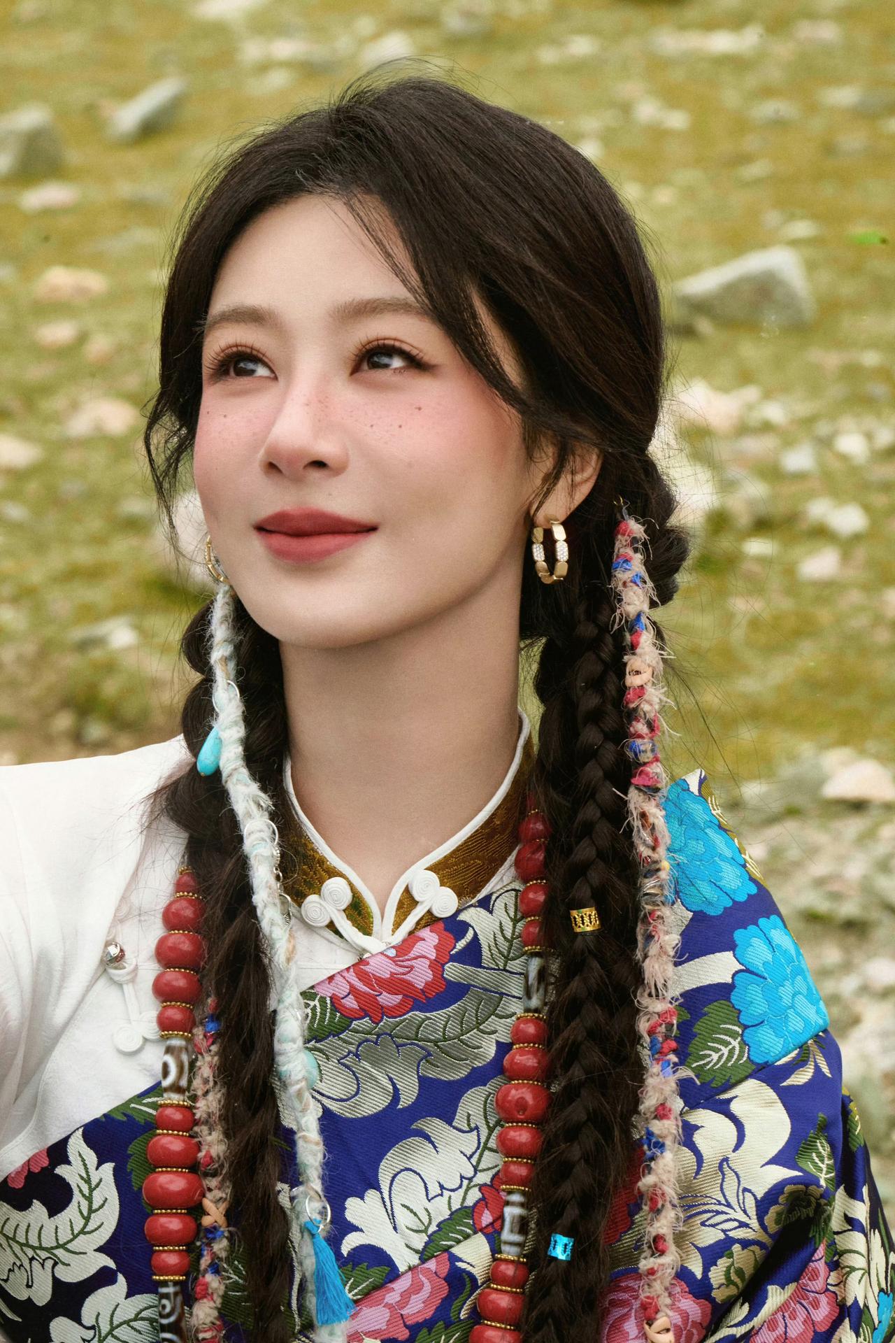 杨紫这身青海造型，宛如从雪山草原走出的格桑花精灵，美得极具生命力与故事感。 