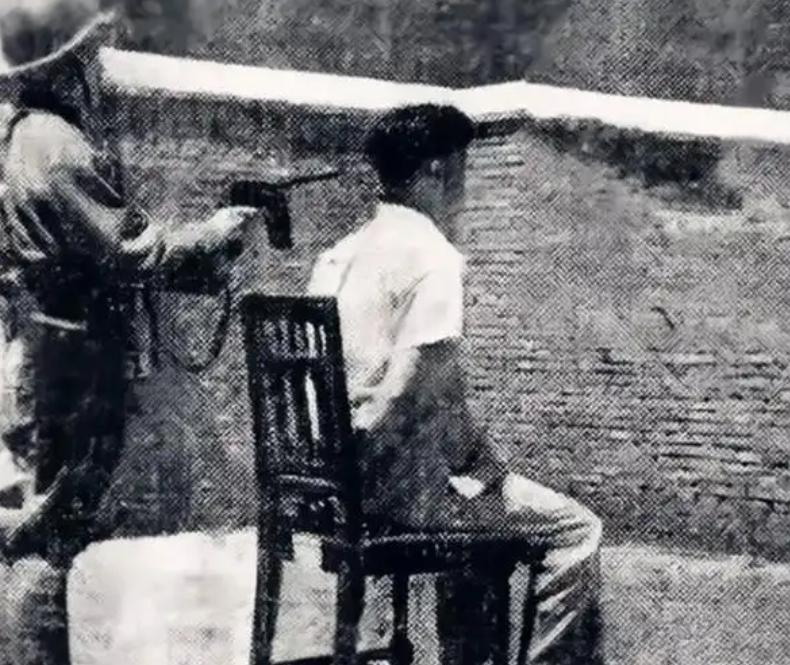 以下这张照片，是1947年8月12日上海提篮桥监狱对日本战犯的行刑照。宪兵班长马