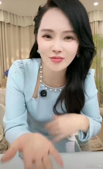 伊能静直播卖香水时，一不小心就暴露了她和秦昊一直以来都恩爱的秘密。伊能静今晚