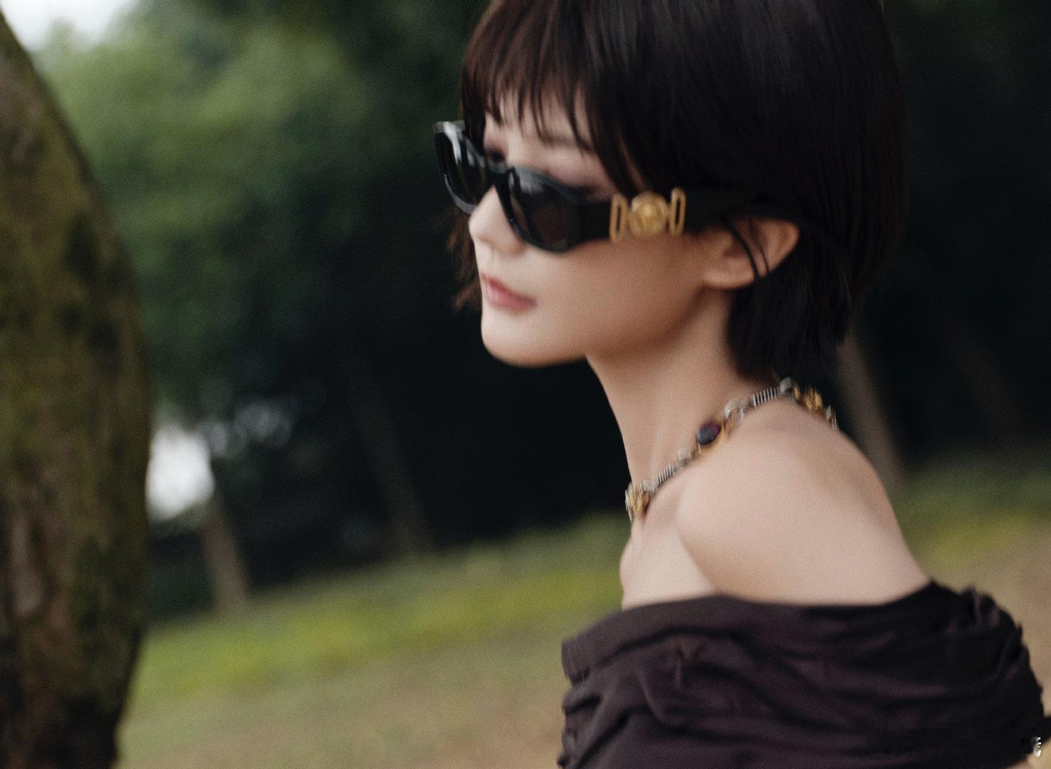 李一桐今天完全是黑发魔女来的。。短发好御姐的感觉🕶️很不一样的风格！