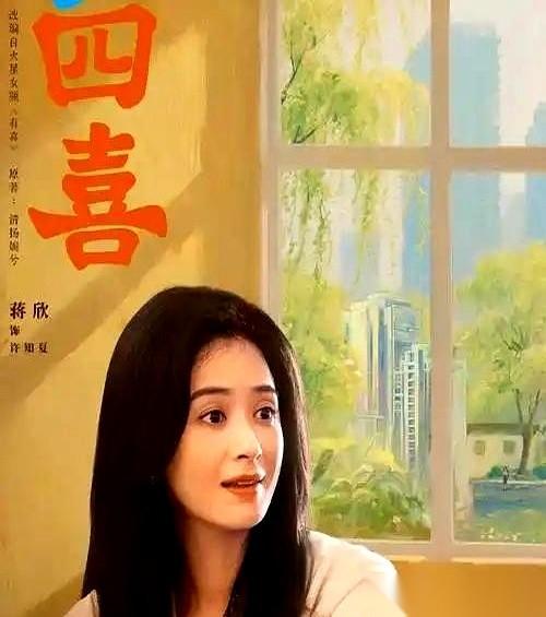 我跟你说，就那个镜头，我破防了。一个女人，刚被裁员，失魂落魄地蹲在马路牙子上，