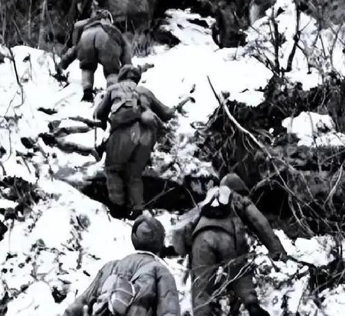 1951年，一位饿了数天的志愿军连长趁着夜色率部爬上美军高地，谁知上面竟连一个美