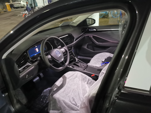 速腾共振抖动怎么解目前一千公里，发动机1200转左右，方向盘振动。变速箱D档