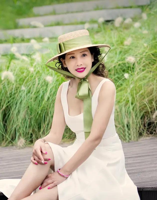 何晴说和许亚军离婚后还是好友，这在娱乐圈还挺少见。娱乐圈里很多明星离婚后就闹得老