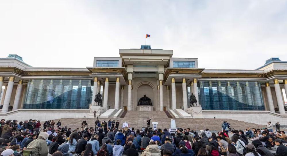 蒙古国爆发的动乱，大概率只是蒙古国崩溃的开始，要是他们再得不到外部援助，情况很可