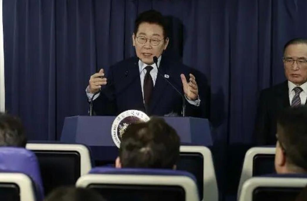 终于服软了，高市拿到中方口信？李在明通知日本，美韩专机将抵华。高市做梦都没想到，