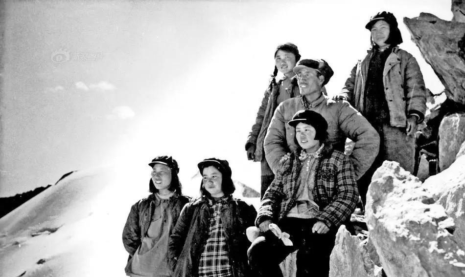 上世纪50年代，在新疆天山深处修筑乌库公路（乌鲁木齐至库尔勒）的工程中，五位年轻