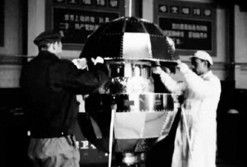 1977年，天文学家卡尔·萨根提出了一个概念，宇宙年历。如果以大爆炸作为1月1号