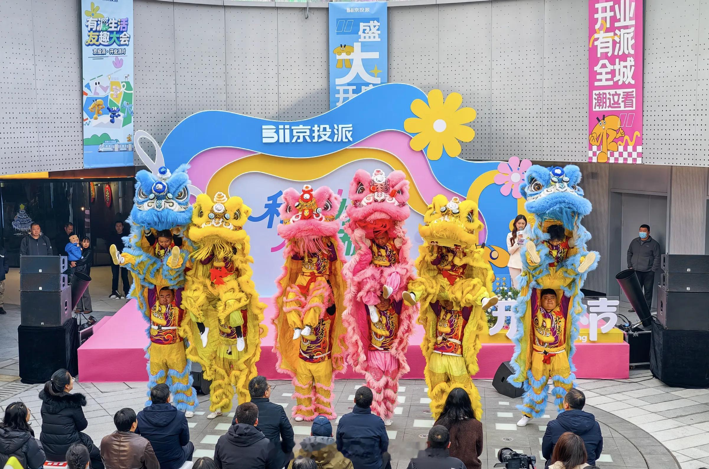 北京的老地铁线路建的早都没有预留商业空间……但这两年的新地铁逐渐的留出来了。去年