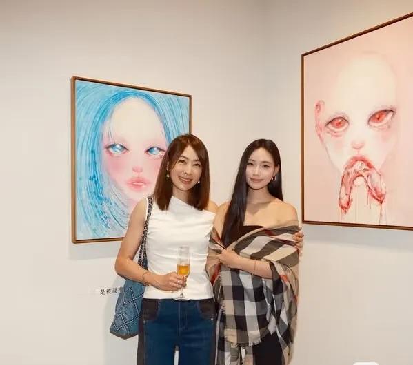 有没有懂画的网友，来看看小S女儿的画作值多少钱，贾永婕说手慢无，好多人抢着要！[