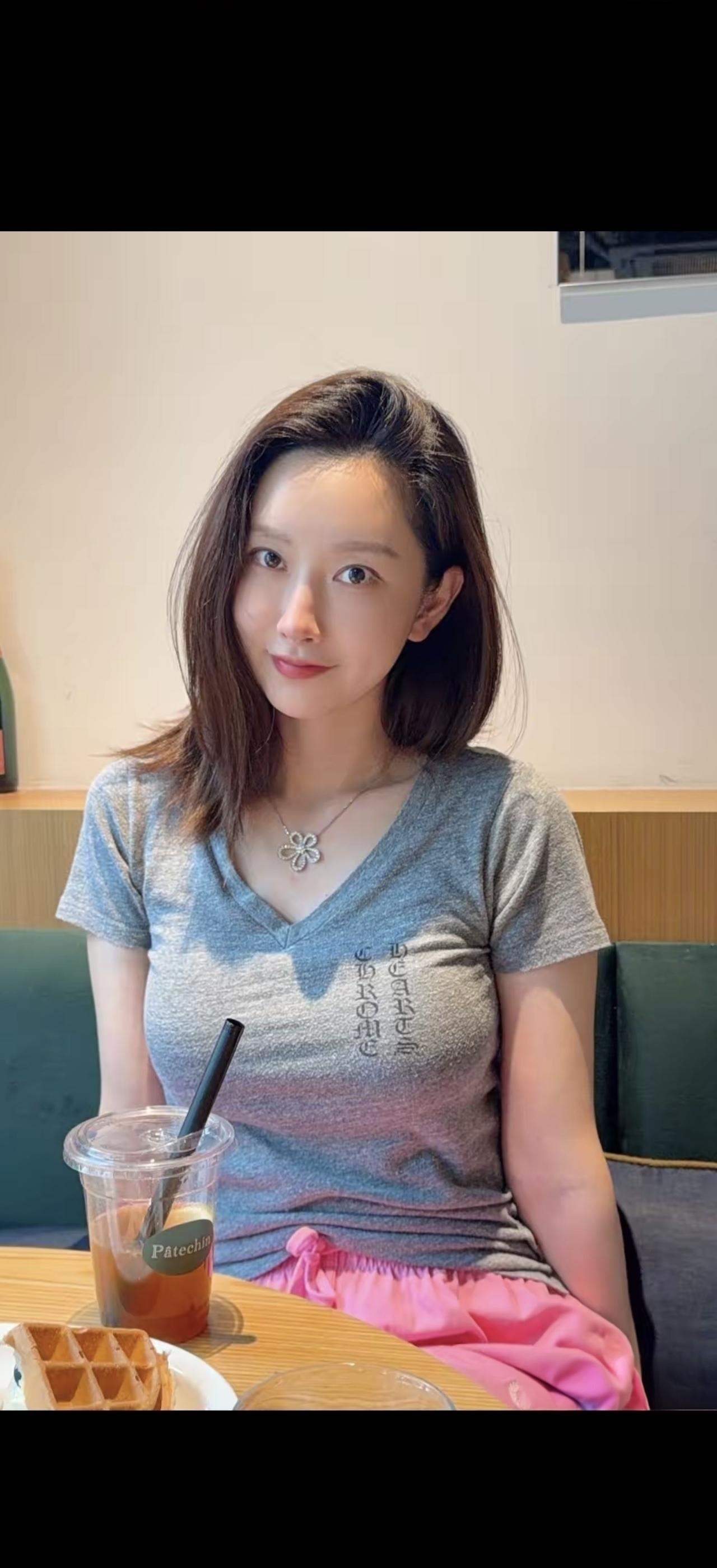 静坐茶香里，笑看红尘事。