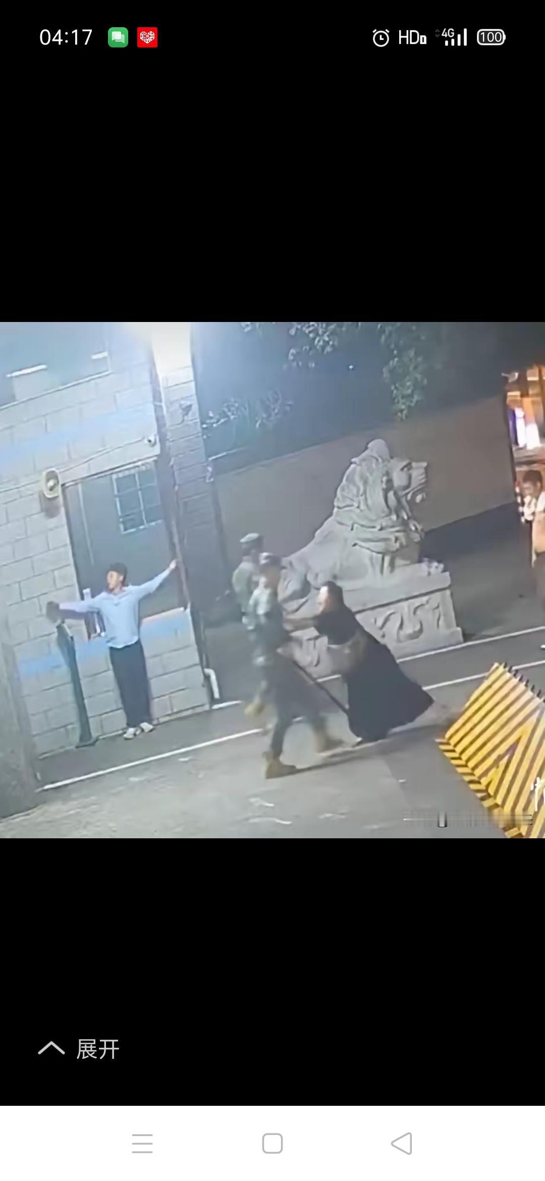 男子深夜遭追打，冲向武警营门求救，一名女子冲上来，竟敢对身前的武警哨兵动了手，太