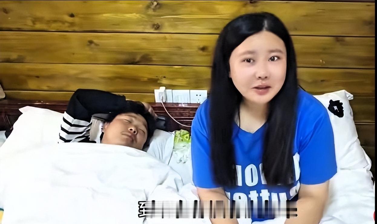 大意了！一对骑行情侣骑了一个多月抵达拉萨，一路翻山露营都扛过来，到宾馆太累，当天
