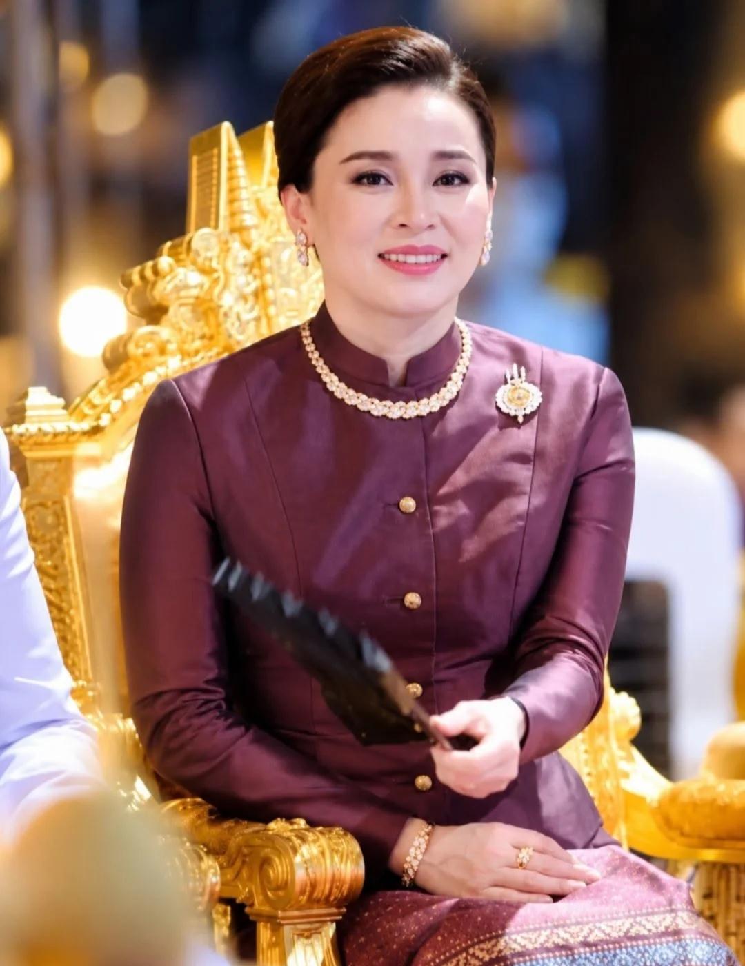 苏提达根本不需要争宠，王后之位稳如泰山苏提达王后手里拿着把扇子，轻轻一摇一晃，