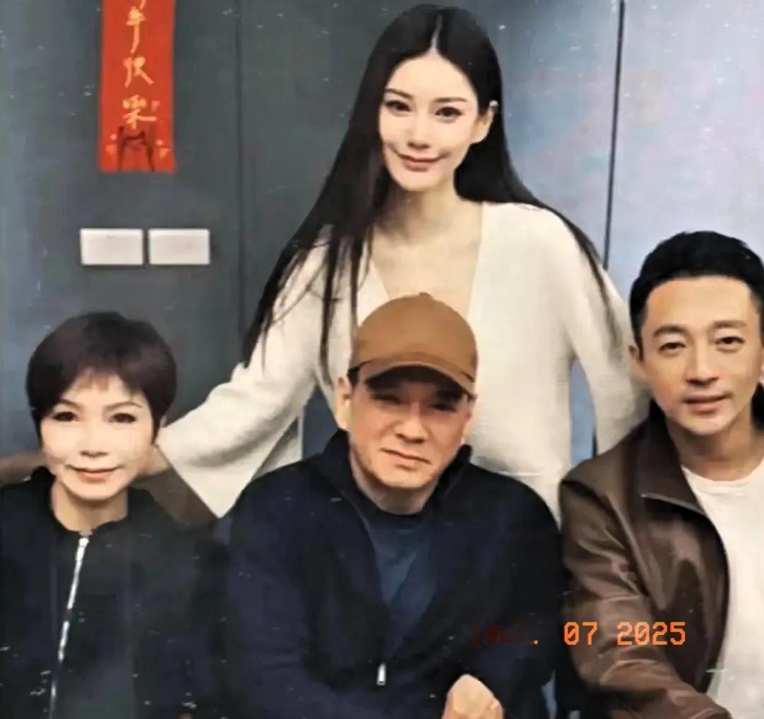最近网络上出现攻击筱梅的言论，原因是她母亲曾经开早餐店。攻击者以此暗示其出身寒酸